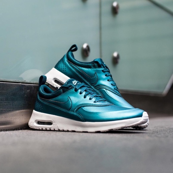 nike sea green shoes